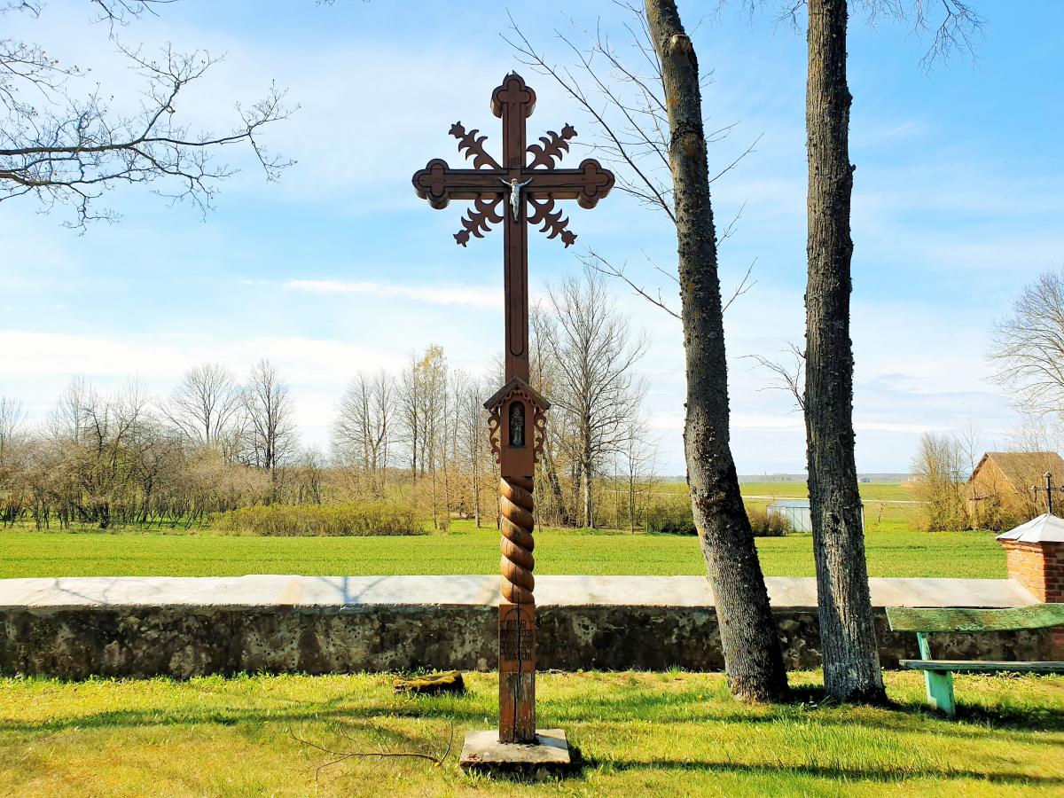Kryžius Skrebotiškio Švč. Jėzaus Širdies bažnyčios šventoriuje